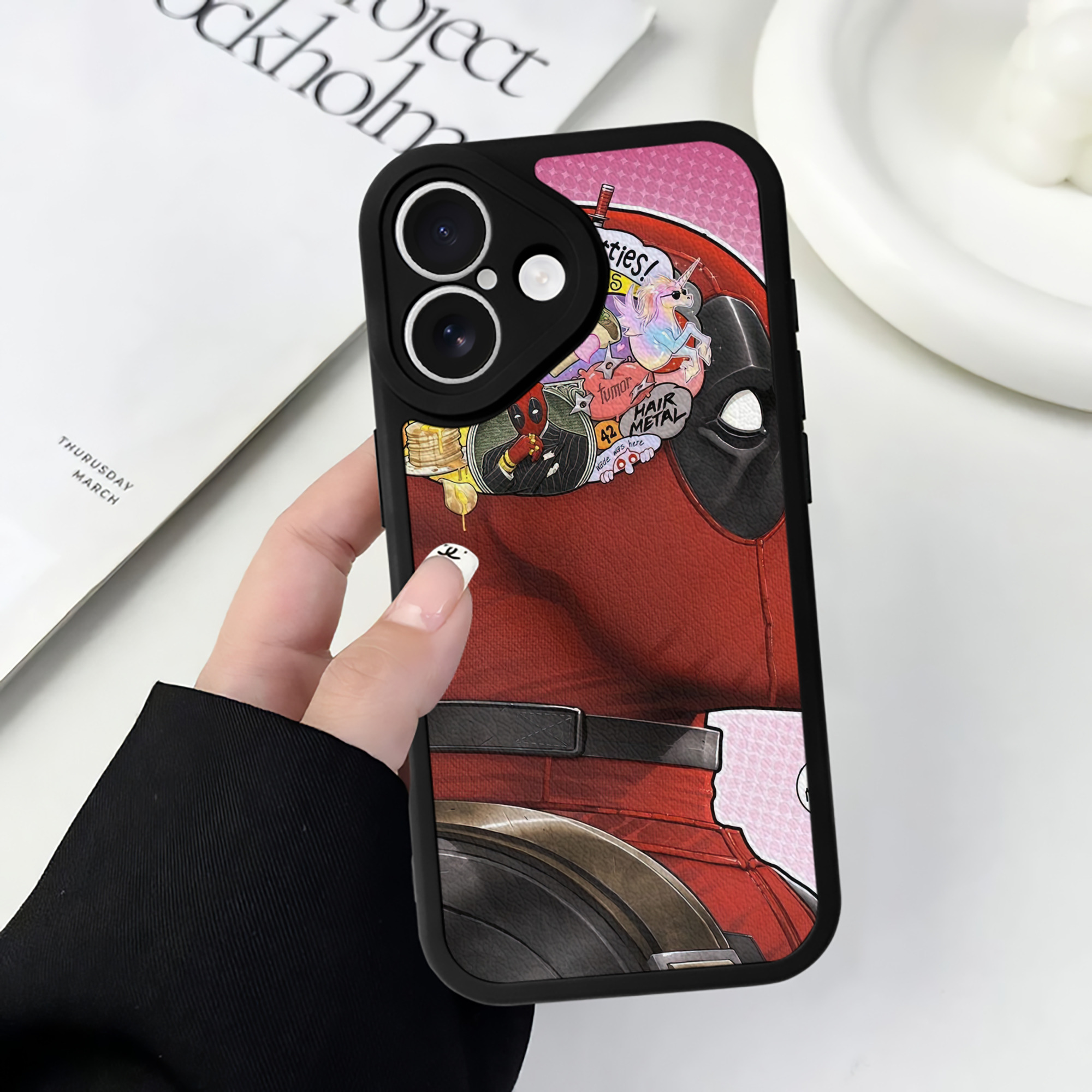 （画像用） Deadpool デッドプール 【iPhone 16シリーズ対応】シリコンスマホケース（レザー調） 材質：シリコン